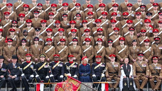 Fotogaleria La Reina Camilla de Gran Bretaña posa para una fotografía de grupo con los Royal Lancers en The Royal Lancers, Catterick Garrison, norte de Inglaterra