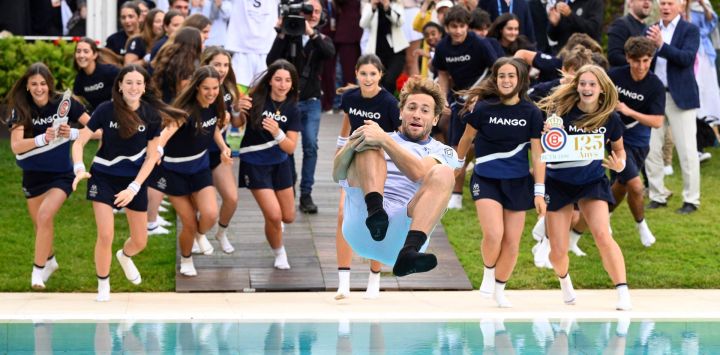 El noruego Casper Ruud se sumerge en la piscina después de vencer al griego Stefanos Tsitsipas durante la final de individuales del torneo de tenis ATP Barcelona Open "Conde de Godo" en el Real Club de Tenis de Barcelona.