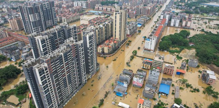 Esta fotografía aérea muestra una vista general de los edificios y calles inundados después de las fuertes lluvias en la ciudad de Qingyuan, en la provincia de Guangdong, en el sur de China.