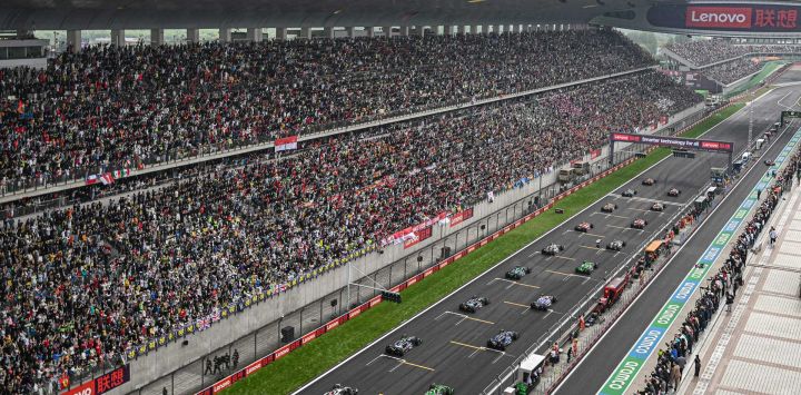 Esta vista general muestra al piloto holandés de Red Bull Racing, Max Verstappen, liderando el inicio de la carrera del Gran Premio de China de Fórmula Uno en el Circuito Internacional de Shanghai en Shanghai.