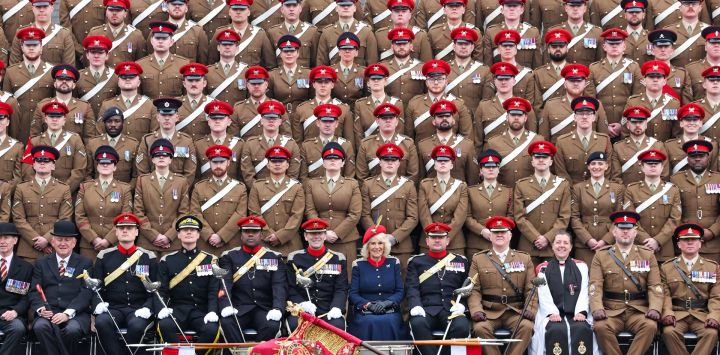 La Reina Camilla de Gran Bretaña posa para una fotografía de grupo con los Royal Lancers en The Royal Lancers, Catterick Garrison, norte de Inglaterra, para su primera visita al Regimiento desde que fue nombrada Coronel en Jefe.