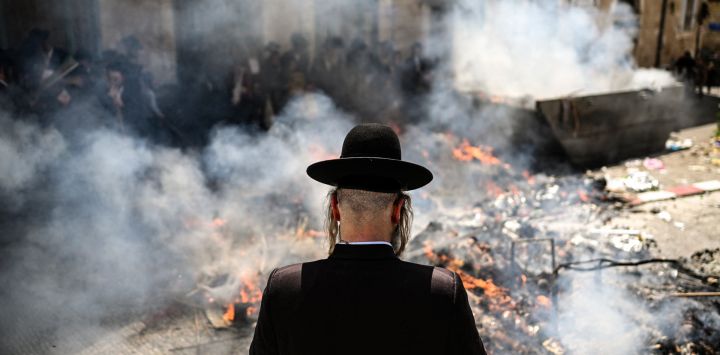 Los judíos ultraortodoxos queman artículos con levadura durante el ritual Biur Jametz en el distrito Mea Sharim de Jerusalén, durante los preparativos finales antes del inicio de la festividad judía de una semana de duración.