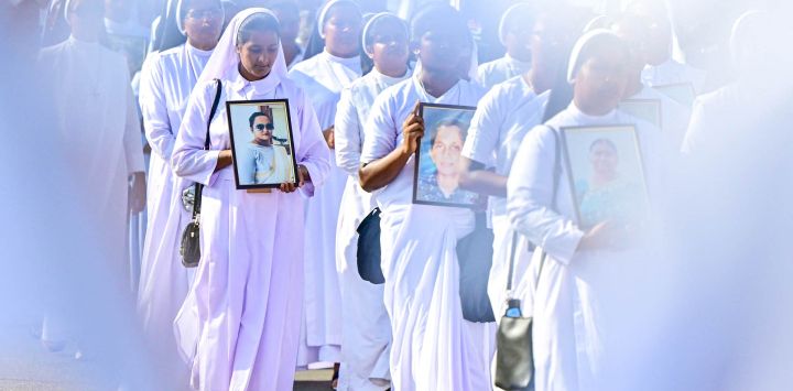 Monjas católicas llevan fotografías mientras rinden homenaje a las víctimas asesinadas en los atentados del Domingo de Pascua de 2019, en la iglesia de San Sebastián de Katuwapitiya en Negombo, Sri Lanka.