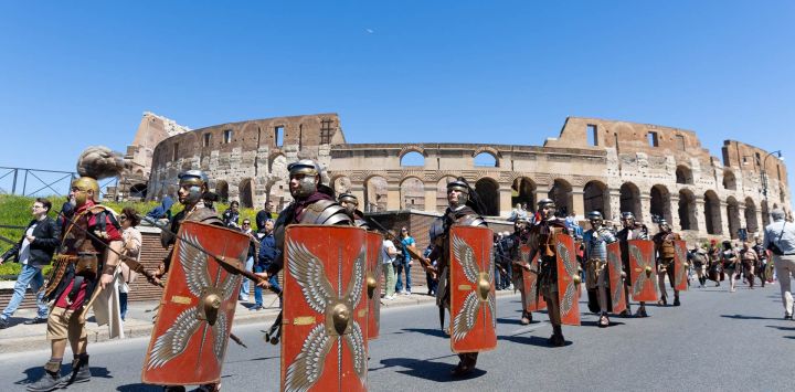 Personas participan en un desfile para celebrar el 2.777° cumpleaños de Roma, en Roma, capital de Italia. La ciudad de Roma celebró el domingo su 2.777° cumpleaños con un fin de semana de recreaciones históricas de antiguos rituales romanos.