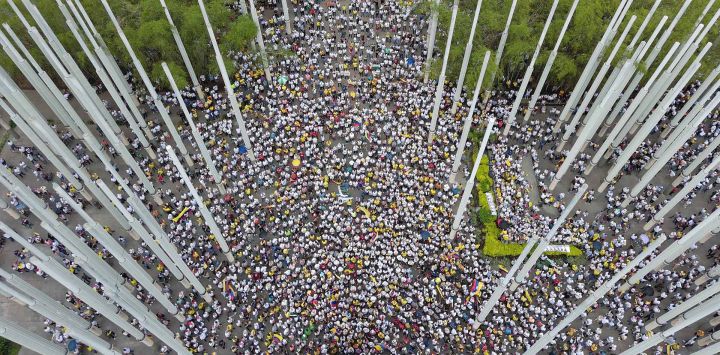 Vista aérea de manifestantes marchando contra el gobierno del presidente colombiano Gustavo Petro por las reformas de salud y pensiones en Medellín, Colombia.