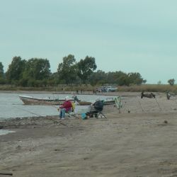 La pesca costera a tiro corto, con equipos livianos nos entrega abundancia de pejerreyes chicos, pero con equipos más pesados, aparecen los matungos. 