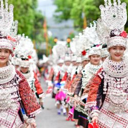 Personas del grupo étnico miao asisten a un desfile para celebrar el Festival de las Hermanas Miao, en el distrito de Taijiang, en la provincia de Guizhou, en el suroeste de China. Reconocido como patrimonio cultural intangible nacional, el Festival de las Hermanas Miao comenzó aquí el sábado y durará hasta el 5 de mayo este año. | Foto:Xinhua/Yang Wenbin