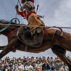 Un arquero con uniforme de antiguo guerrero samurái monta a caballo después de disparar una flecha a un objetivo durante una demostración de tiro con arco a caballo de Yabusame de las artes marciales samuráis en el parque Sumida de Tokio. | Foto:Yuichi Yamazaki / AFP