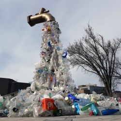 Una escultura titulada "Giant Plastic Tap" del artista canadiense Benjamin Von Wong se exhibe frente a la cuarta sesión del Comité Intergubernamental de Negociación de la ONU sobre la Contaminación Plástica en Ottawa, Canadá. | Foto:Dave Chan / AFP