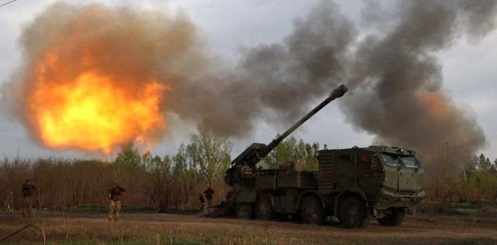 Artilleros de la 43.ª Brigada Mecanizada Separada de las Fuerzas Armadas de Ucrania disparan contra una posición rusa con un obús autopropulsado 2C22 "Bohdana" de 155 mm, en la región de Kharkiv, en medio de la invasión rusa en Ucrania.