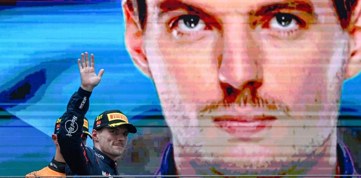 El piloto holandés de Red Bull Racing, Max Verstappen, celebra en el podio durante el Gran Premio de China de Fórmula Uno en el Circuito Internacional de Shanghai en Shanghai.