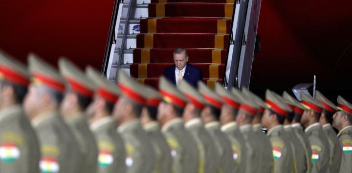 El presidente turco, Recep Tayyip Erdogan, desembarca de su avión a su llegada al aeropuerto internacional de Arbil en Arbil, la capital de la región autónoma kurda en el norte de Irak.