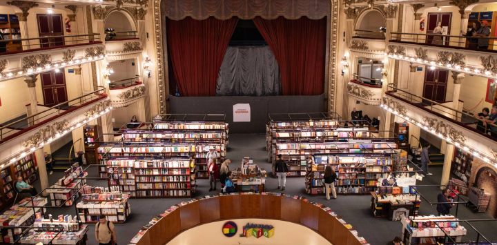 Imagen del pabellón central de la librería El Ateneo Grand Splendid en el marco del Día Mundial del Libro, en la ciudad de Buenos Aires, Argentina. El Día Mundial del Libro se celebra anualmente cada 23 de abril para promover la lectura, la publicación y los derechos de autor.