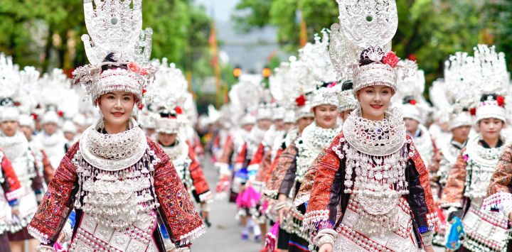 Personas del grupo étnico miao asisten a un desfile para celebrar el Festival de las Hermanas Miao, en el distrito de Taijiang, en la provincia de Guizhou, en el suroeste de China. Reconocido como patrimonio cultural intangible nacional, el Festival de las Hermanas Miao comenzó aquí el sábado y durará hasta el 5 de mayo este año.