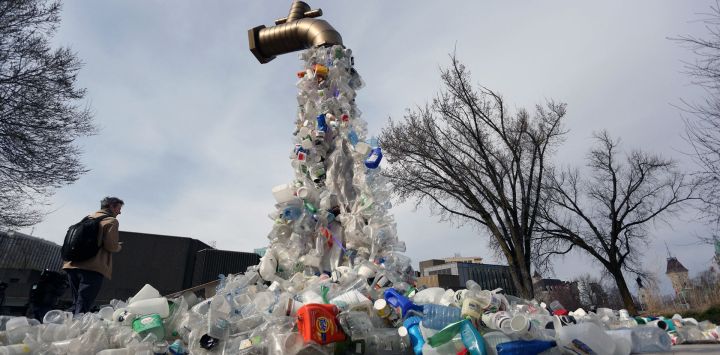Una escultura titulada "Giant Plastic Tap" del artista canadiense Benjamin Von Wong se exhibe frente a la cuarta sesión del Comité Intergubernamental de Negociación de la ONU sobre la Contaminación Plástica en Ottawa, Canadá.