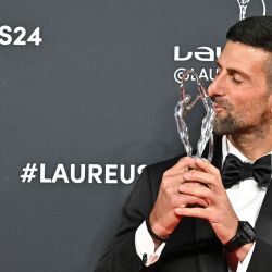 El tenista serbio Novak Djokovic posa con el premio Laureus World Sportsman of the Year durante la 25ª gala de los Laureus World Sports Awards en Madrid. | Foto:JAVIER SORIANO / AFP