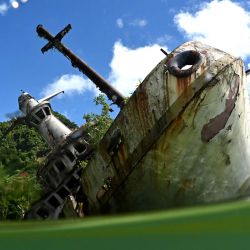 Esta fotografía muestra los restos del MS World Discoverer en aguas poco profundas en la Bahía de Roderick en las Islas Salomón después de quedar varado hace más de 20 años y el sitio ahora es una atracción turística. | Foto:Saeed Khan / AFP
