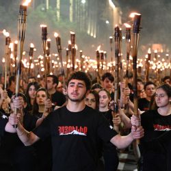 Los armenios participan en la marcha anual con antorchas en vísperas del Día de Conmemoración del Genocidio en Ereván, para conmemorar el 109º aniversario de las matanzas masivas de armenios durante la Primera Guerra Mundial bajo el Imperio Otomano en 1915. | Foto:KAREN MINASYAN / AFP