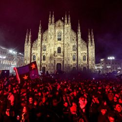 Los seguidores del Inter de Milán celebran junto al Duomo en el centro de Milán después de ganar el título del campeonato Scudetto de 2024, tras el partido de fútbol de la Serie A italiana entre el AC Milan y el Inter de Milán en el estadio de San Siro de Milán. | Foto:PIERO CRUCIATTI / AFP