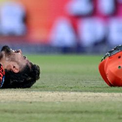 Nitish Kumar Reddy de Sunrisers Hyderabad reacciona después de ser golpeado por la pelota durante el partido de críquet Twenty20 de la Indian Premier League (IPL) entre Delhi Capitals y Sunrisers Hyderabad en el estadio Arun Jaitley de Nueva Delhi, India. | Foto:MONEY SHARMA / AFP