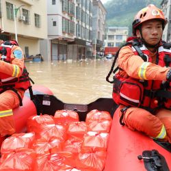 Rescatistas se dirigen a entregar alimentos a personas afectadas por las fuertes lluvias, en el poblado de Lianjiangkou, en la ciudad de Yingde, en la provincia de Guangdong, en el sur de China. | Foto:Xinhua/Huang Guobao