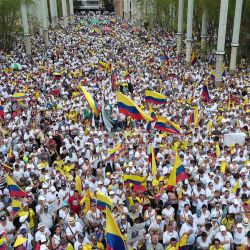 Vista aérea de manifestantes marchando contra el gobierno del presidente colombiano Gustavo Petro por las reformas de salud y pensiones en Medellín, Colombia. | Foto:JAIME SALDARRIAGA / AFP