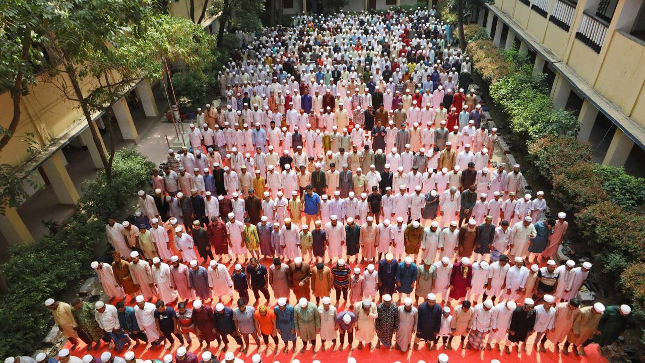 Los musulmanes ofrecen oraciones especiales por las lluvias en Dhaka. Miles de bangladesíes realizaron oraciones por las lluvias en ciudades y pueblos rurales cuando una ola de calor extremo azotó el país y obligó a las autoridades a cerrar decenas de miles de escuelas y seminarios, dijeron funcionarios. | Foto:AFP