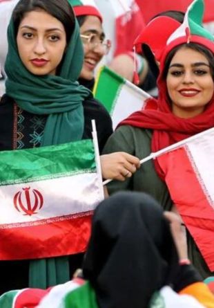 Mujeres iraníes alentando a su selección