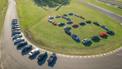 Más de 60 vehículos conmemoraron el aniversario con una histórica foto aérea.
