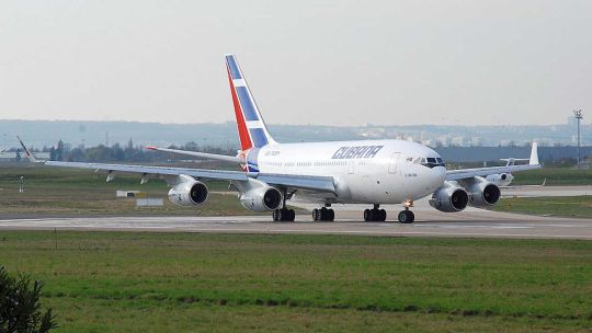 Cubana de Aviación canceló vuelos a la Argentina porque los proveedores se niegan a cargarle combustible