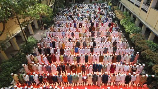 Fotogaleria Los musulmanes ofrecen oraciones especiales por las lluvias en Dhaka. Miles de bangladesíes realizaron oraciones por las lluvias en ciudades y pueblos rurales