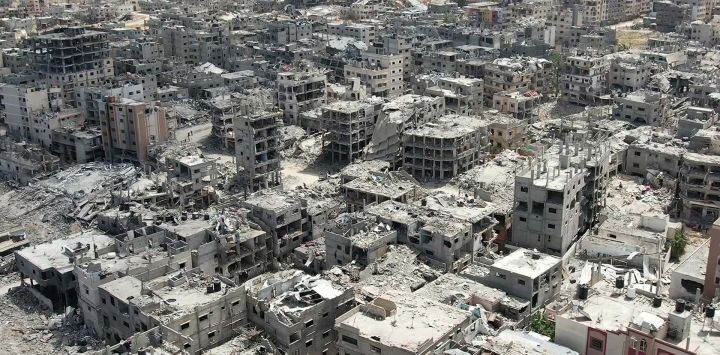 Este vídeo tomado de AFPTV muestra una vista aérea de edificios destruidos en Khan Yunis, en el sur de la Franja de Gaza, en medio del conflicto en curso en el territorio palestino entre Israel y el grupo militante Hamás.