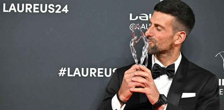 El tenista serbio Novak Djokovic posa con el premio Laureus World Sportsman of the Year durante la 25ª gala de los Laureus World Sports Awards en Madrid.