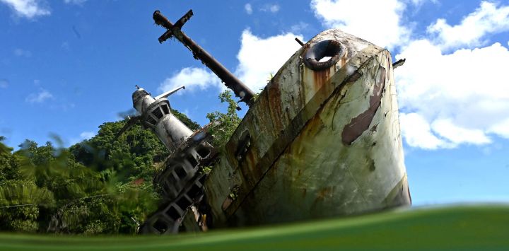Esta fotografía muestra los restos del MS World Discoverer en aguas poco profundas en la Bahía de Roderick en las Islas Salomón después de quedar varado hace más de 20 años y el sitio ahora es una atracción turística.