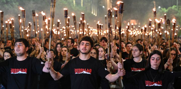 Los armenios participan en la marcha anual con antorchas en vísperas del Día de Conmemoración del Genocidio en Ereván, para conmemorar el 109º aniversario de las matanzas masivas de armenios durante la Primera Guerra Mundial bajo el Imperio Otomano en 1915.