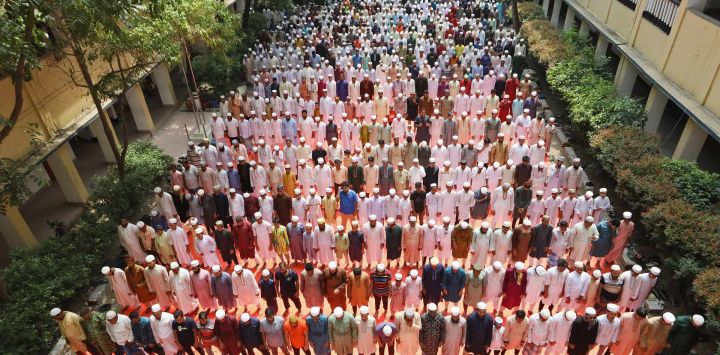 Los musulmanes ofrecen oraciones especiales por las lluvias en Dhaka. Miles de bangladesíes realizaron oraciones por las lluvias en ciudades y pueblos rurales cuando una ola de calor extremo azotó el país y obligó a las autoridades a cerrar decenas de miles de escuelas y seminarios, dijeron funcionarios.