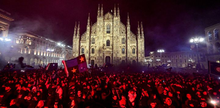 Los seguidores del Inter de Milán celebran junto al Duomo en el centro de Milán después de ganar el título del campeonato Scudetto de 2024, tras el partido de fútbol de la Serie A italiana entre el AC Milan y el Inter de Milán en el estadio de San Siro de Milán.