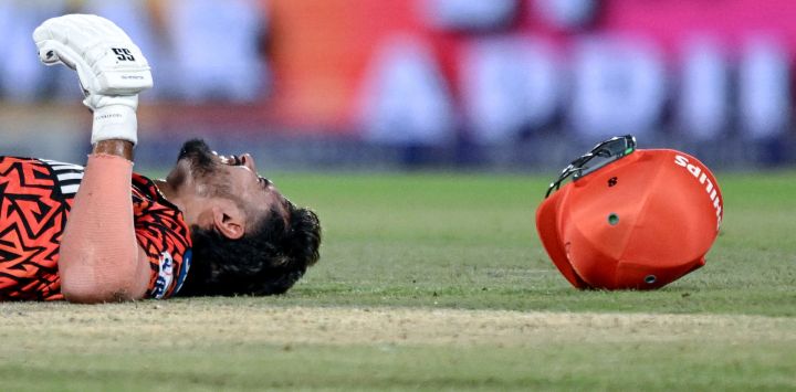 Nitish Kumar Reddy de Sunrisers Hyderabad reacciona después de ser golpeado por la pelota durante el partido de críquet Twenty20 de la Indian Premier League (IPL) entre Delhi Capitals y Sunrisers Hyderabad en el estadio Arun Jaitley de Nueva Delhi, India.