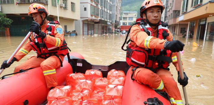 Rescatistas se dirigen a entregar alimentos a personas afectadas por las fuertes lluvias, en el poblado de Lianjiangkou, en la ciudad de Yingde, en la provincia de Guangdong, en el sur de China.