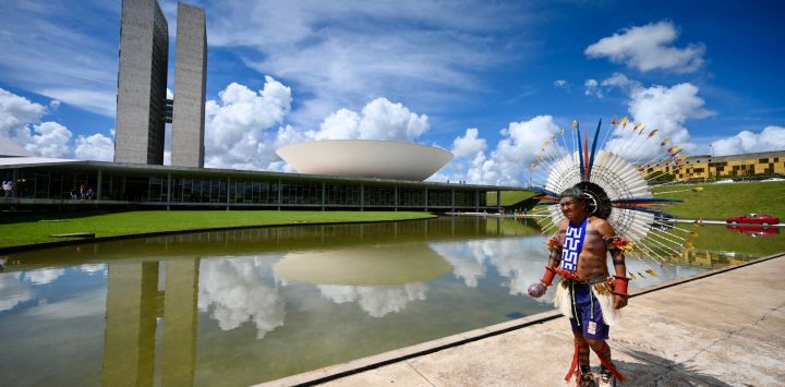 Un indígena brasileño llega al Congreso Nacional para asistir a una sesión en el marco del Acampamento Terra Livre (Campamento Tierra Libre) en Brasilia. Miles de indígenas participan en la mayor manifestación anual para exigir sus derechos.