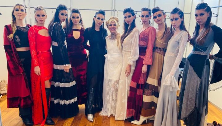 Quién es Cintia Puentes, la diseñadora de moda detrás de Valkyria 