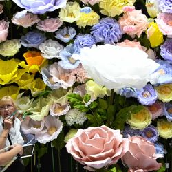 Compradoras conversan en un stand de flores artificiales en la segunda fase de la 135ª Feria de Cantón, en Guangzhou, en la provincia de Guangdong, en el sur de China. | Foto:Xinhua/Deng Hua