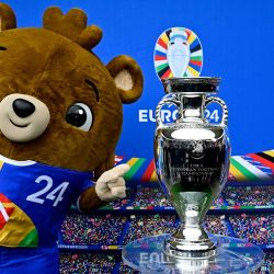 El oso de peluche Albaert, mascota de la Eurocopa 2024, posa con el trofeo del Campeonato Europeo de Fútbol UEFA euro 2024 en el Estadio Olímpico de Berlín, Alemania. El Campeonato Europeo de Fútbol UEFA EURO 2024 tendrá lugar del 14 de junio al 14 de julio en diez estadios de Alemania, incluido el Estadio Olímpico de Berlín. | Foto:TOBIAS SCHWARZ / AFP