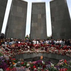 Los asistentes depositan flores en el Memorial del Genocidio Armenio de Tsitsernakaberd, en Ereván, para conmemorar el 109.º aniversario de las matanzas en masa de la Primera Guerra Mundial. Los armenios conmemoran el 109.º aniversario de las masacres en las que, según dicen, murieron alrededor de 1,5 millones de personas de etnia armenia. | Foto:KAREN MINASYAN / AFP