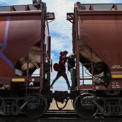 Migrantes de diferentes nacionalidades que buscan asilo en Estados Unidos viajan en vagones de carga del tren mexicano conocido como "La Bestia" cuando llegan a la ciudad fronteriza de Ciudad Juárez, en el estado de Chihuahua, México.  | Foto:Herika Martínez / AFP