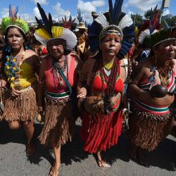 Mujeres indígenas participan en una manifestación para conmemorar los 20 años del campamento Tierra Libre, un campamento de protesta para exigir la demarcación de tierras y defender los derechos culturales, en Brasilia, Brasil. | Foto:Xinhua/Lucio Tavora