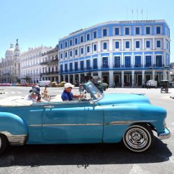 Turistas extranjeros pasean a bordo de un automóvil antiguo de la década de 1950, en La Habana, capital de Cuba. El aumento de la llegada de vacacionistas rusos en los primeros meses de este año ha significado un reimpulso a la industria turística de Cuba, uno de los principales sectores económicos de la isla caribeña. | Foto:Xinhua/Joaquín Hernández
