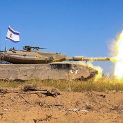 Esta fotografía publicada por el ejército israelí muestra un tanque de batalla del ejército israelí disparando rondas mientras opera en la Franja de Gaza en medio de continuas batallas entre Israel y el grupo militante palestino Hamas. | Foto:Ejército israelí / AFP