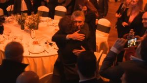 Abrazo de Macri y Milei
