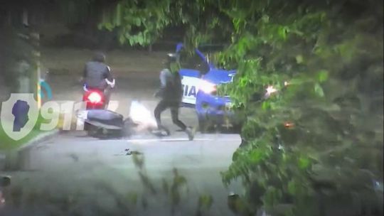 Video: un motochorro hizo una "willy" mientras escapaba de la Policía, se estrelló y lo detuvieron